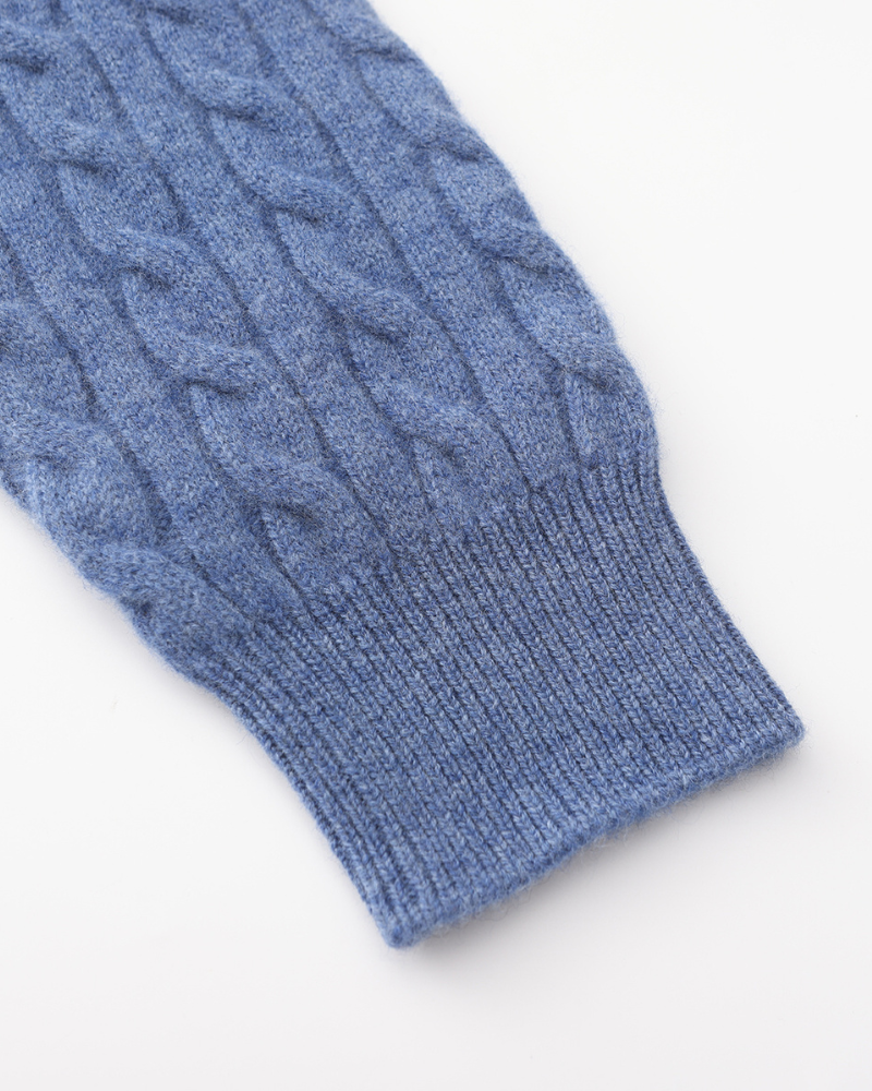 Blauer Pullover Zopfmuster mit Wildleder Loafer Passendes Herren Outfit