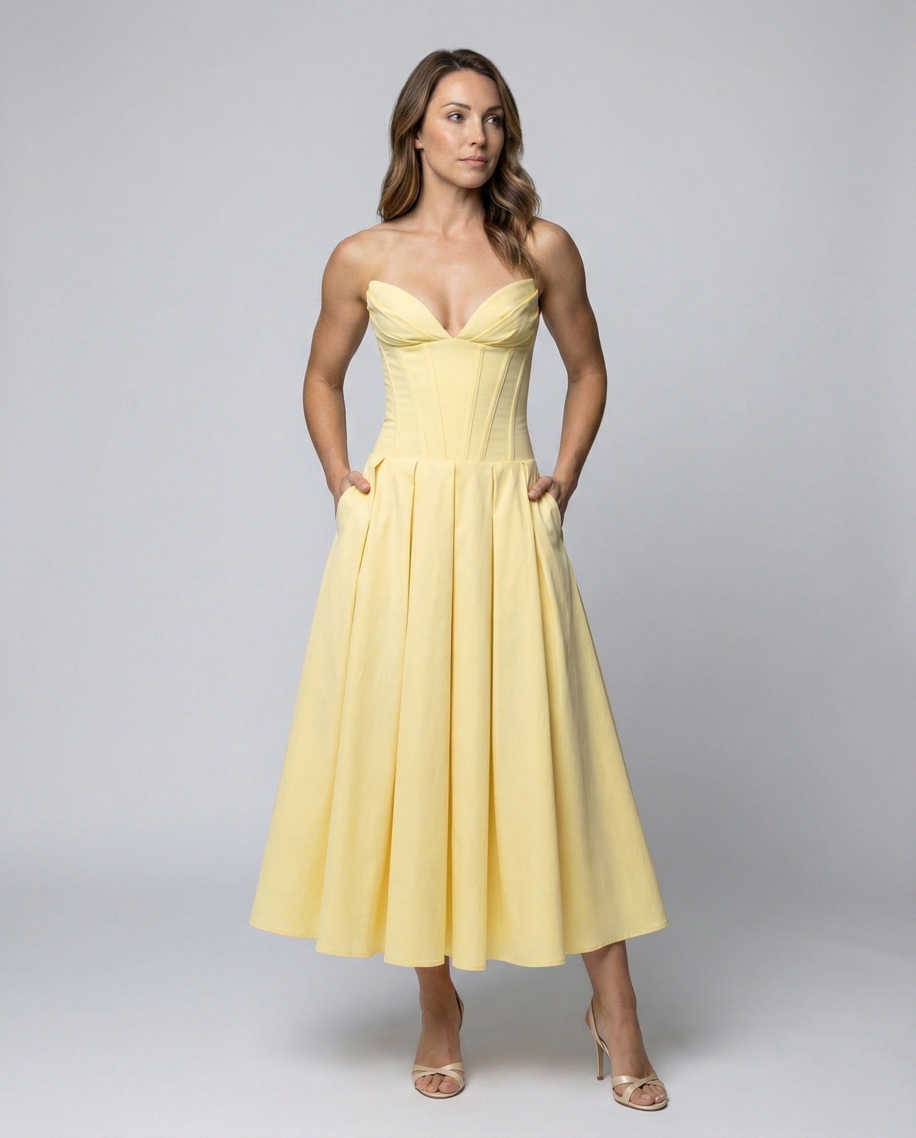 Elegantes Abendkleid mit V-Ausschnitt und Schwingrock - BerlinGlamour