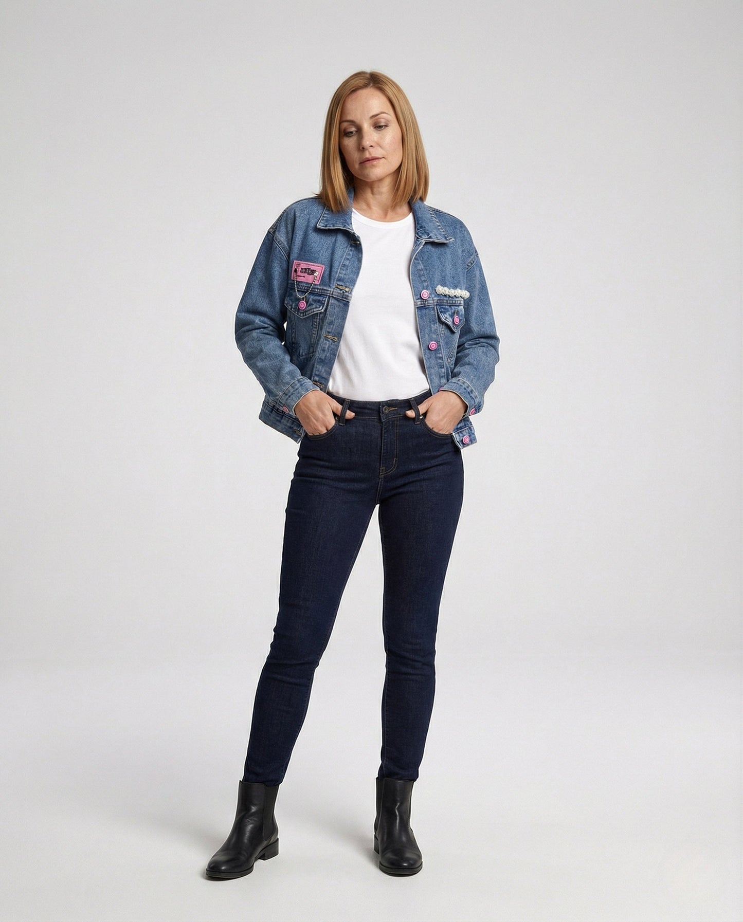 Damen Jeansjacke Casual Fit mit Nieten und Applikationen - BerlinGlamour
