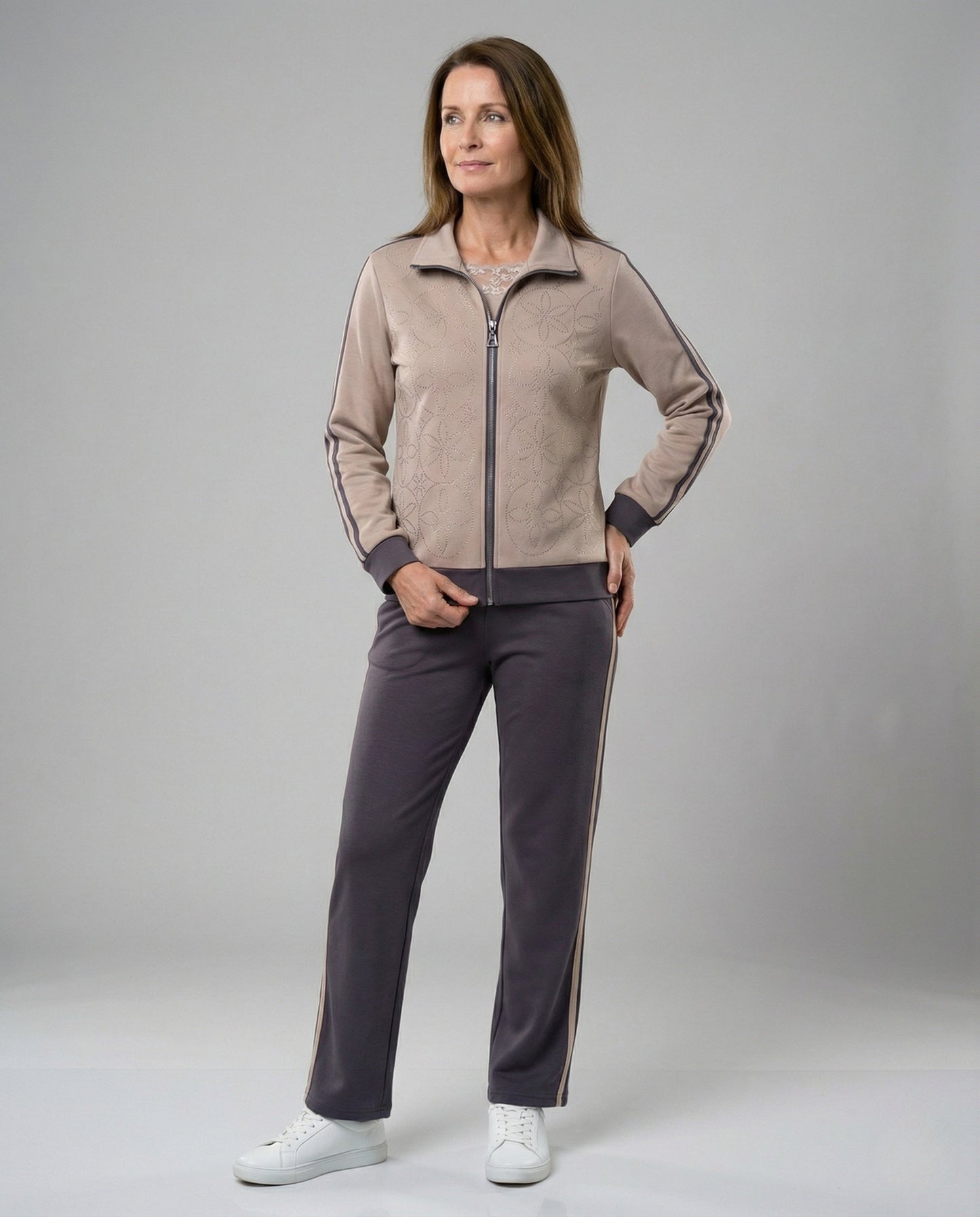 Sportliche Frauen-Trainingshose mit Blumenmuster und Reißverschlussjacke - BerlinGlamour