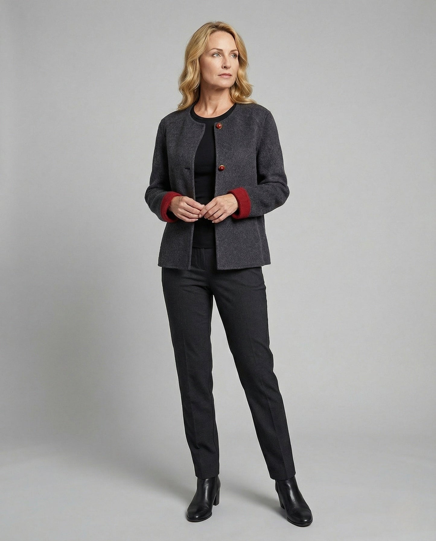 Kurze Wolljacke Damen Rundhals mit Knöpfen und Manschetten - BerlinGlamour
