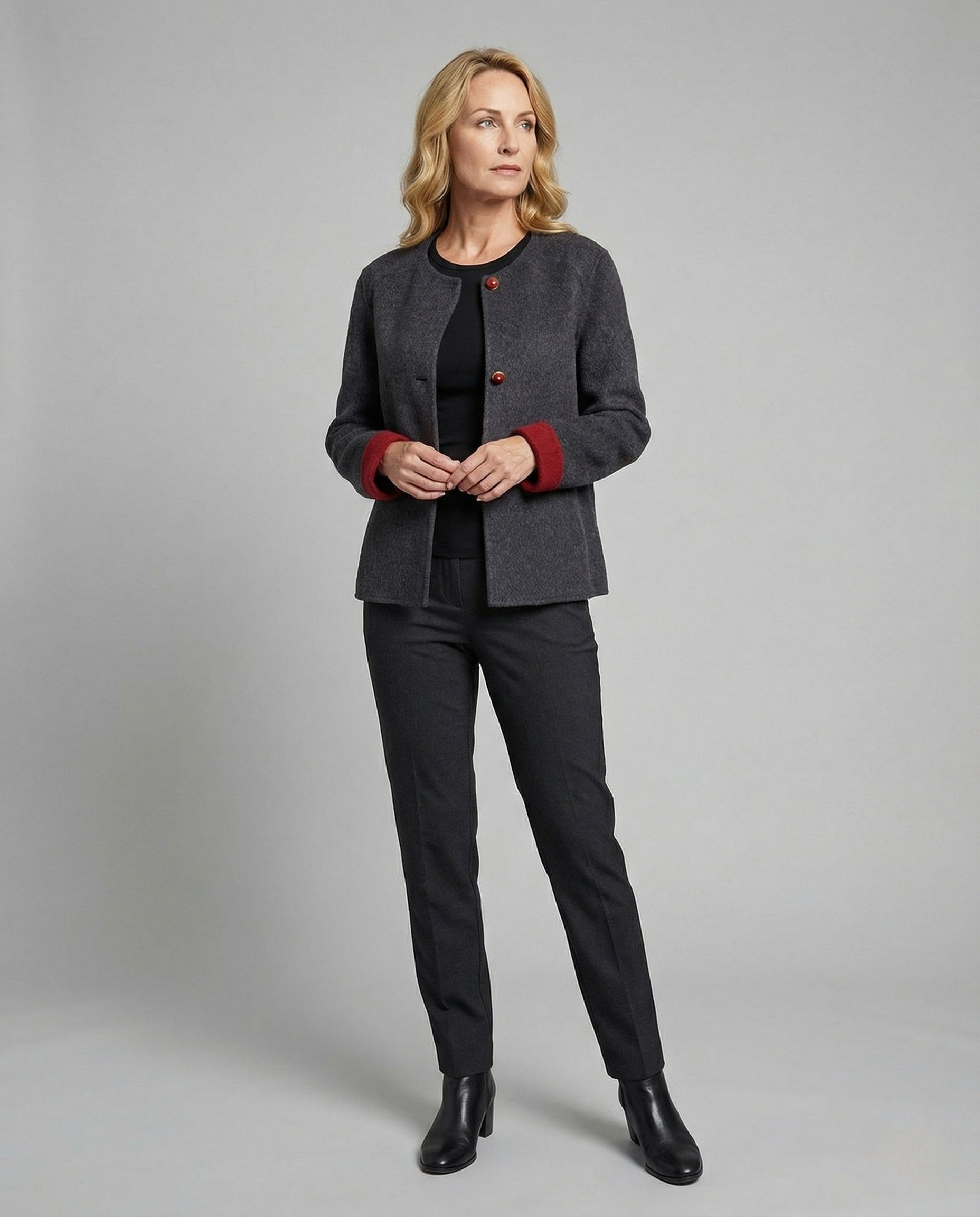 Kurze Wolljacke Damen Rundhals mit Knöpfen und Manschetten - BerlinGlamour