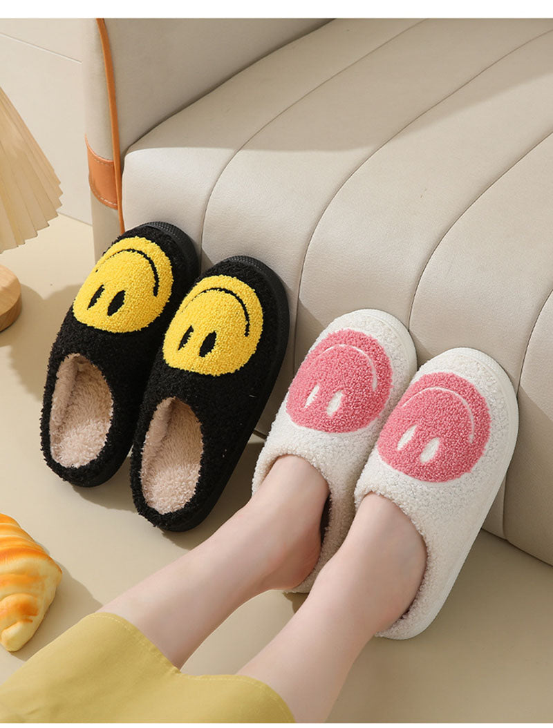 Schwarzes mit gelbem Smiley-Design und weißes mit rosa Smiley-Design von Pelzpantoffeln