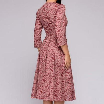 Rückansicht einer Frau, die ein rosa retrozo edles mid-length Kleid trägt