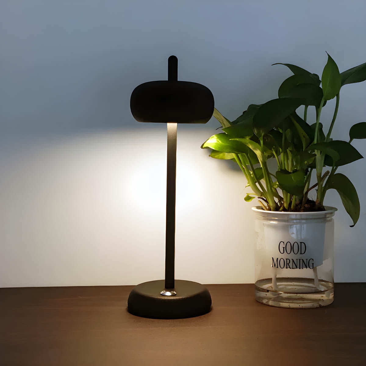 Moderne Tischlampe mit LED Licht und Elegantes Design