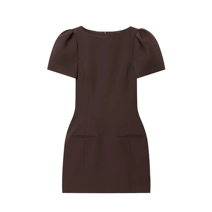 Braunes Mini Kleid mit Puffärmeln und klarer Linienführung – Produktfoto