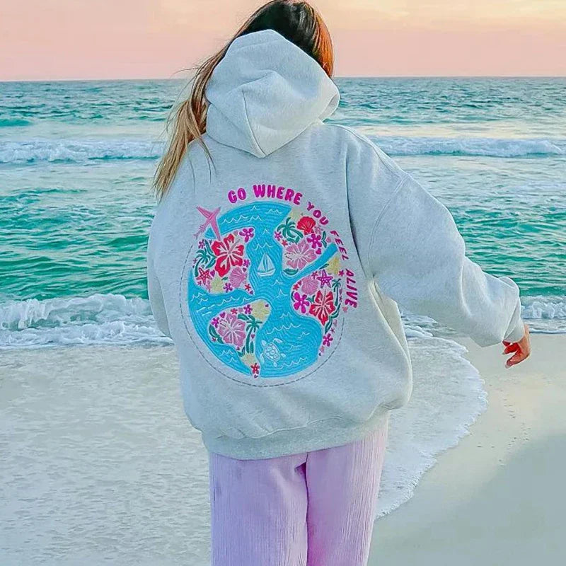 Grauer Hoodie mit buntem Druck und Reisezitat - BerlinGlamour