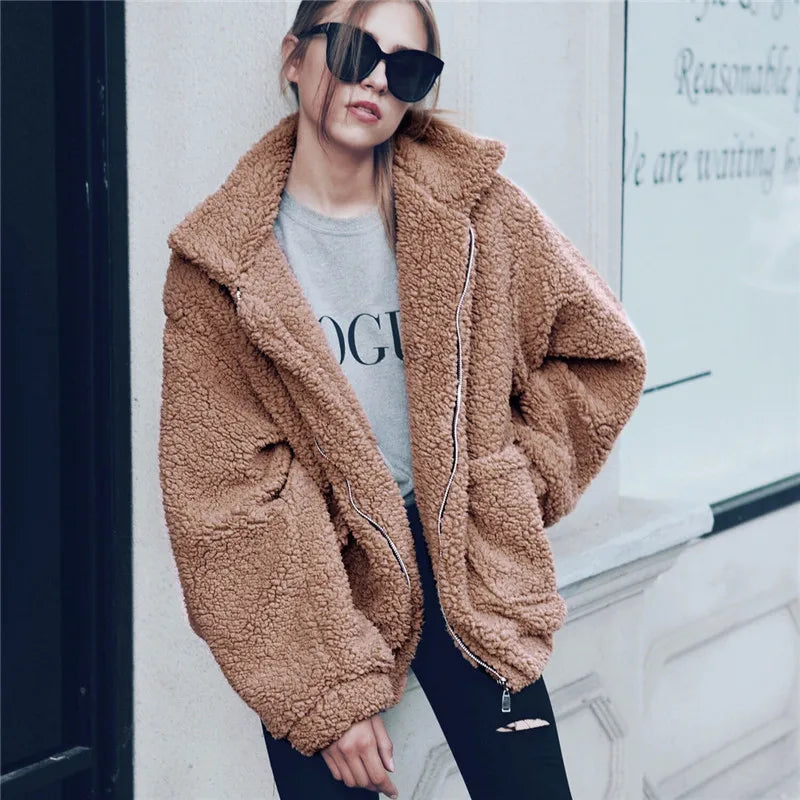 Damen Teddymantel aus Kunstfell – elegant und warm von Lunetra