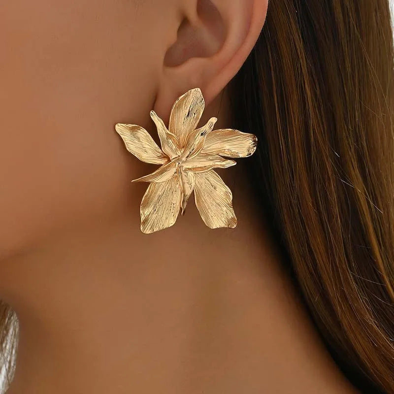 Seitliche Ansicht große Blüten-Ohrringe Gold, elegant getragen
