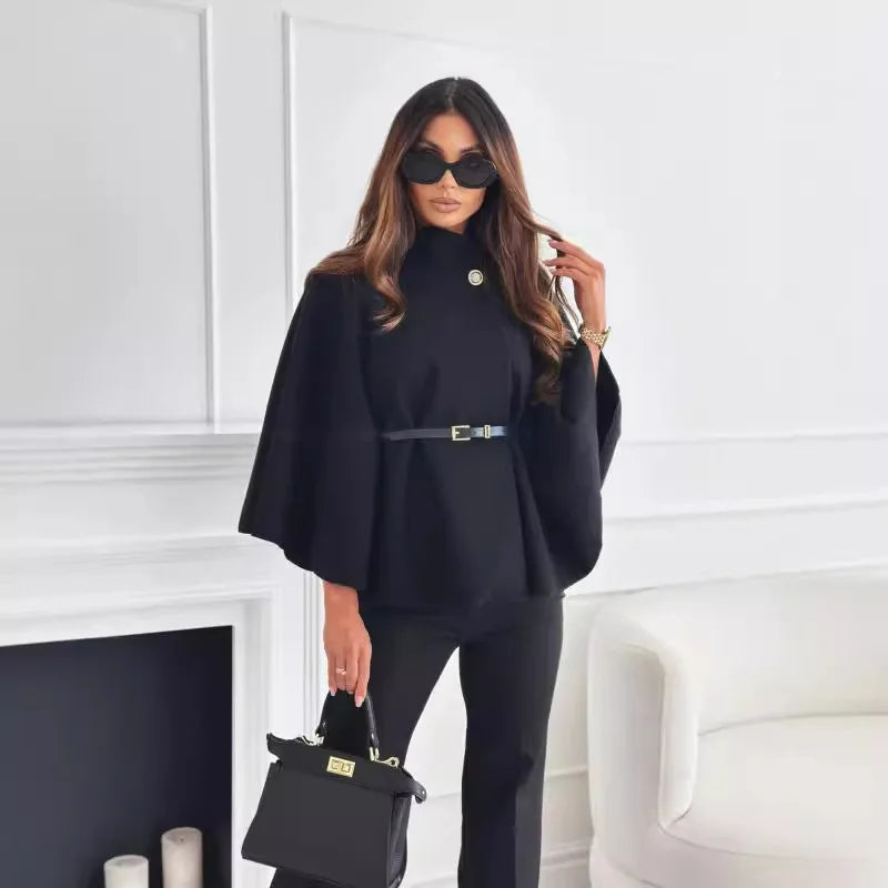 schwarzes Cape Top mit Gürtel und weiten Ärmeln, elegantes Outfit mit schwarzer Hose