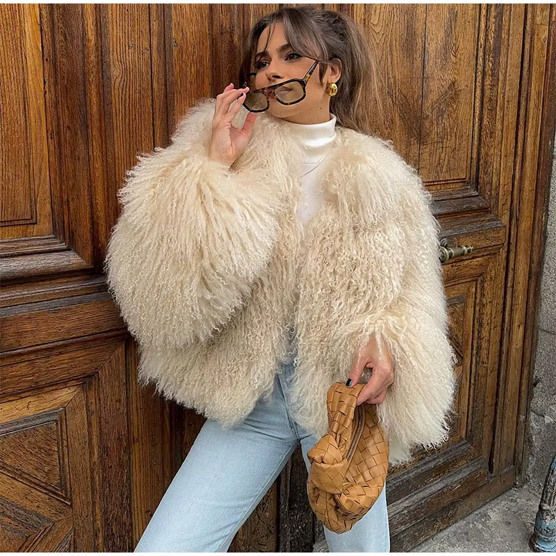 frau trägt beige kunstpelzjacke im boho-chic mit tasche und sonnenbrille