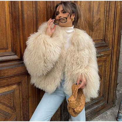 frau trägt beige kunstpelzjacke im boho-chic mit tasche und sonnenbrille