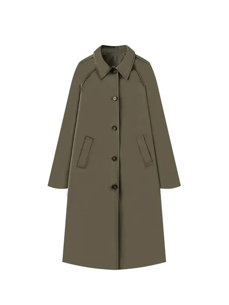 Clara Trenchcoat Oliv – offener Look im Sitzen