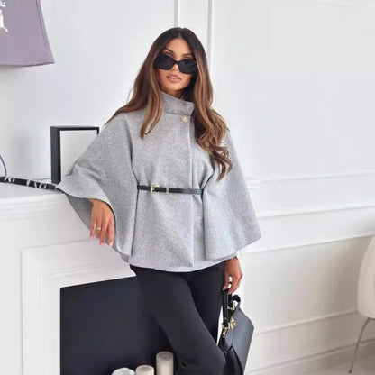 graues Cape Top mit Gürtel und weiten Ärmeln, stilvolles Outfit mit schwarzer Hose