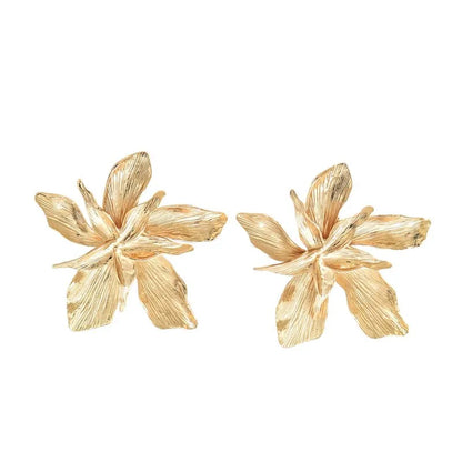 Seitliche Ansicht große Blüten-Ohrringe Gold, elegant getragen
