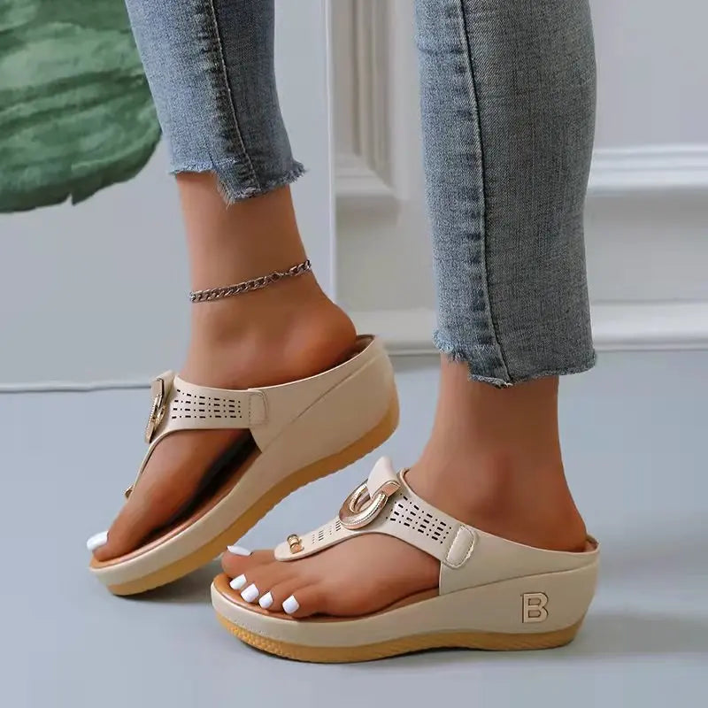 Bequeme Claire® Sommersandalen mit großer Plattform und rutschfester Sohle für den Strand