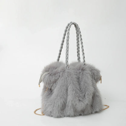 graue teddy handtasche mit weicher struktur und kettenriemen