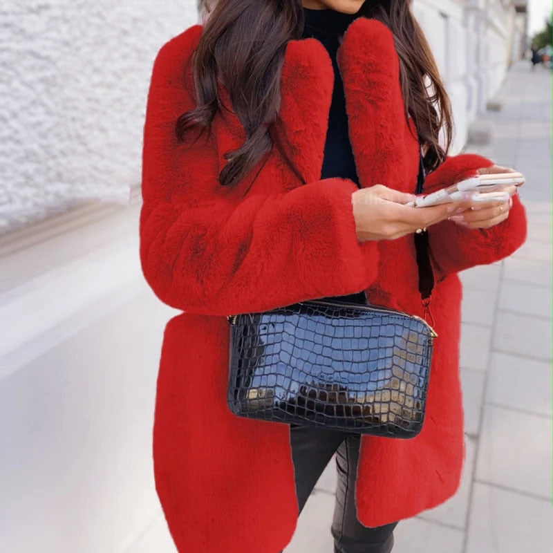 Stilvolle, weiße Winterjacke mit Kunstfell von Reiennaith