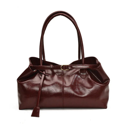 detailaufnahme  weinrotes vegane handtasche damen mit glatter oberfläche und schnalle