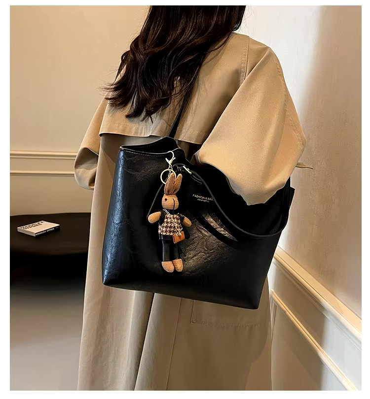 Schwarze Schultertasche mit Vintage-Struktur