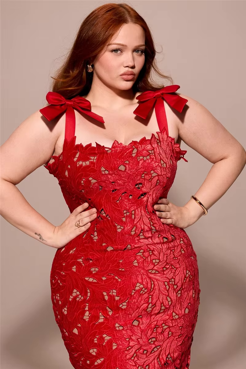 Elegantes Maxikleid mit Spitze und Schleifen