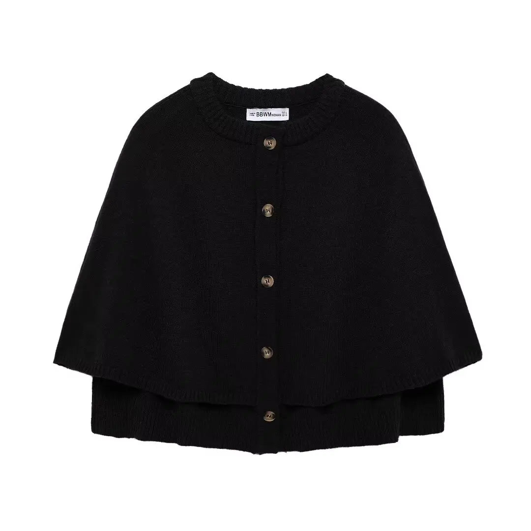 schwarze strickweste mit cape-look und knöpfen, vorderansicht