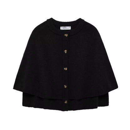 schwarze strickweste mit cape-look und knöpfen, vorderansicht