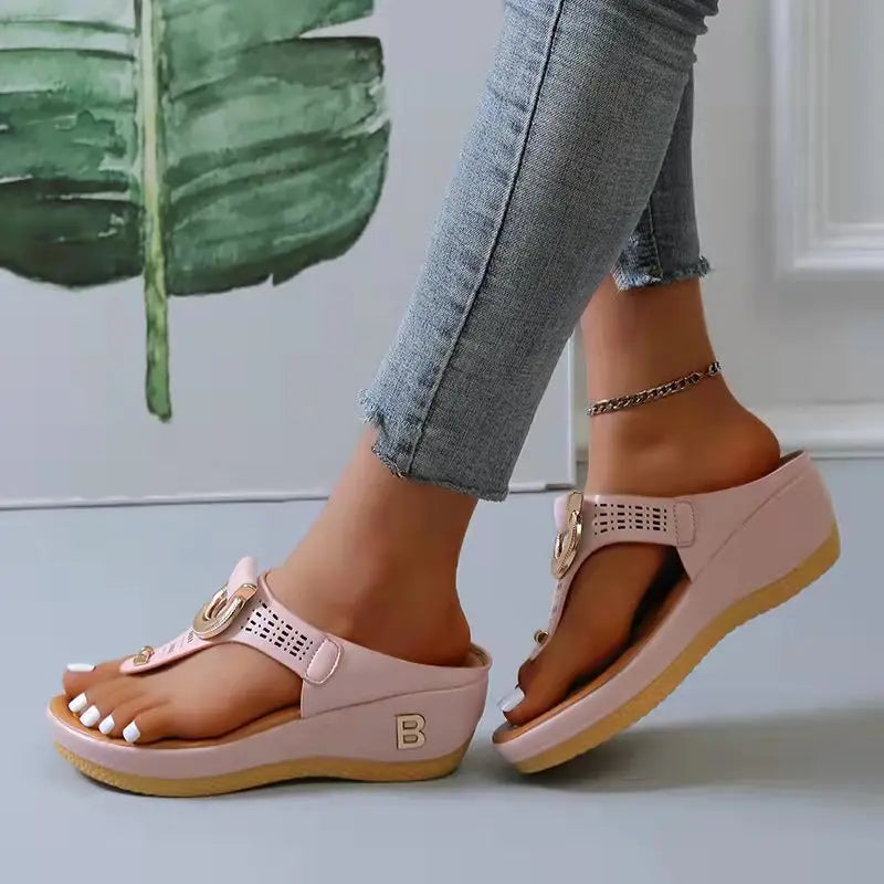 Bequeme Claire® Sommersandalen mit großer Plattform und rutschfester Sohle für den Strand