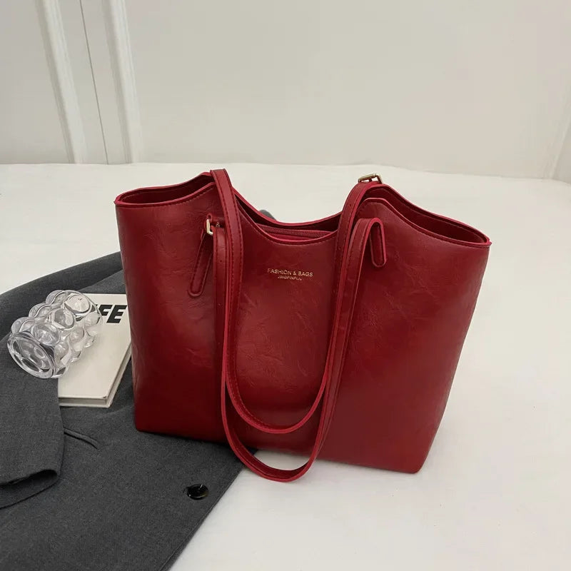Rote Rustic Edge Bag auf Tisch mit Accessoires