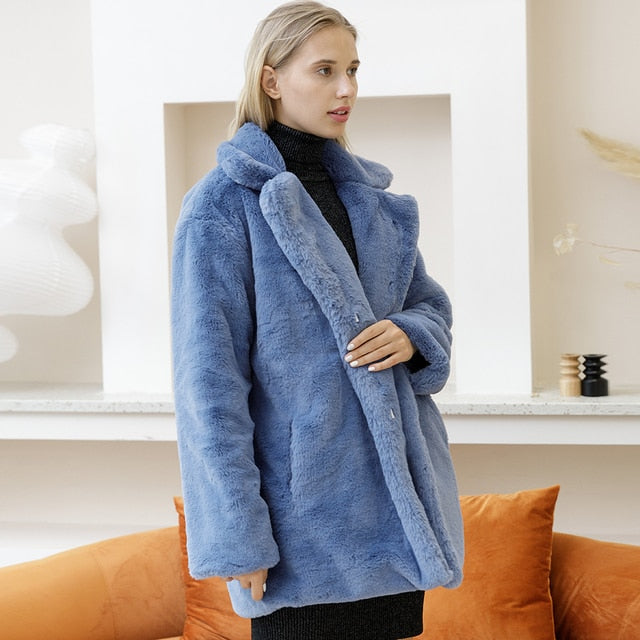 Stilvolle, weiße Winterjacke mit Kunstfell von Reiennaith