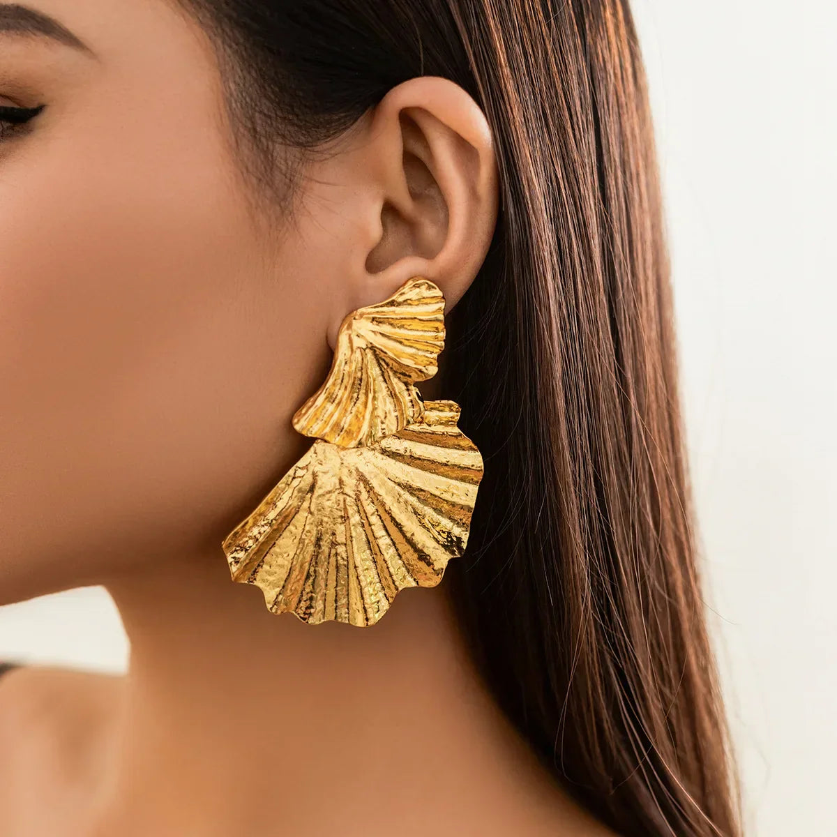 Goldene Statement Ohrringe mit Silber Akzent - BerlinGlamour
