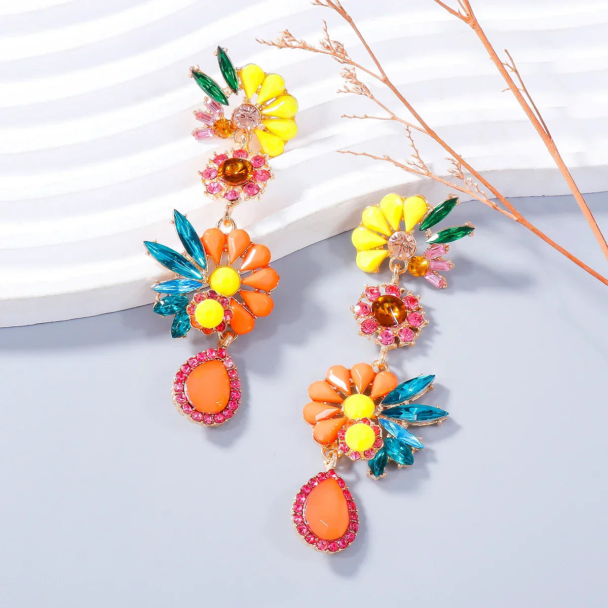 Sommerliche Statement-Ohrringe mit Blumen-Design
