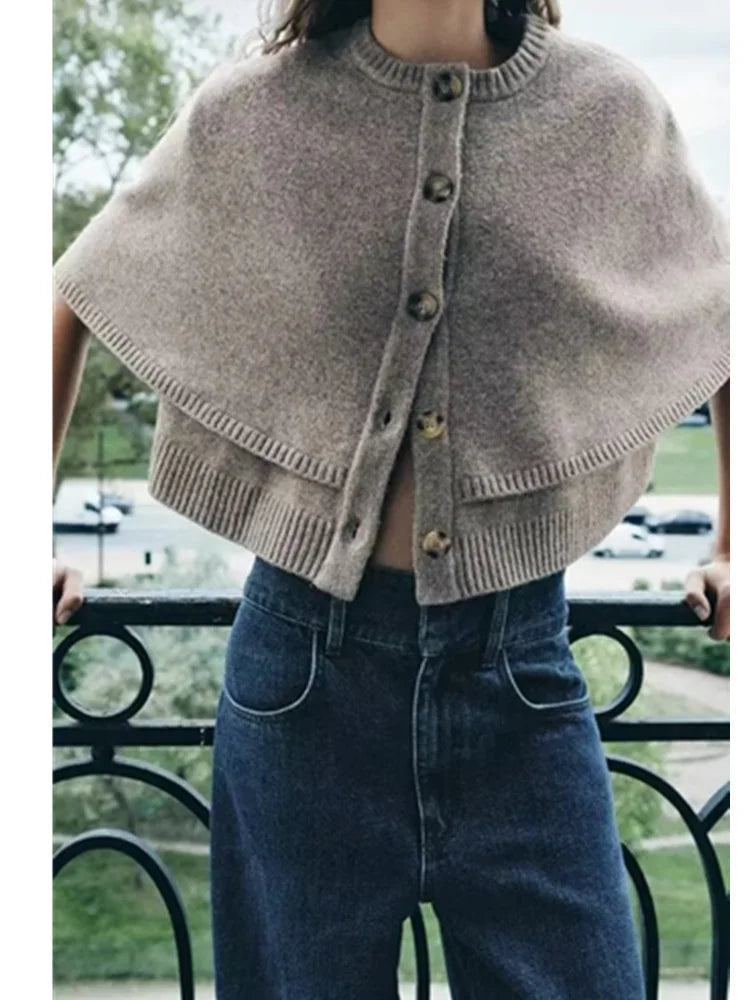 Strickweste Damen Modern mit Knöpfen und Cape-Look - BerlinGlamour