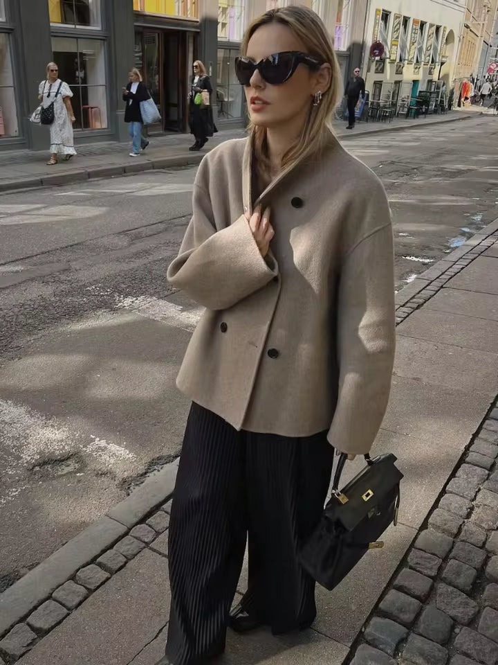 beige oversized double breasted damenjacke mit schwarzen knöpfen