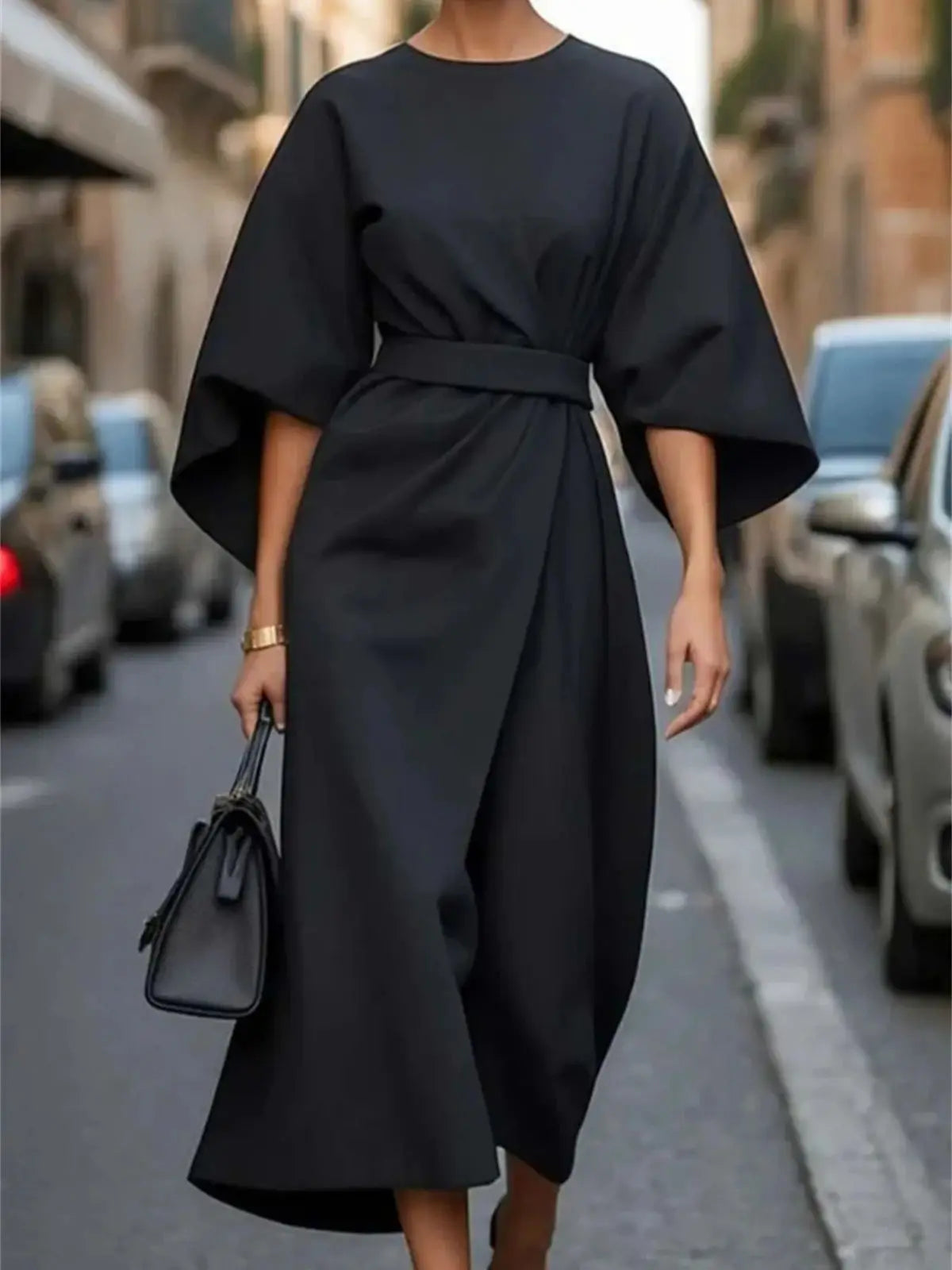 Elegantes Midi Kleid mit Gürtel und Trompetenärmeln - BerlinGlamour