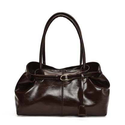 dunkelbraune vegane handtasche damen streetstyle look