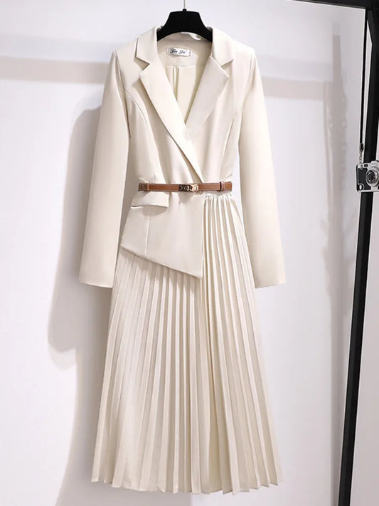 Elisabeth: Blazerkleid mit Plissee und Gürtel