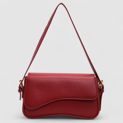 rote minimalistische Schultertasche aus veganem Leder mit verstellbarem Gurt