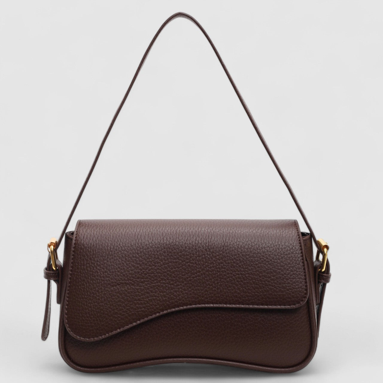 braune Schultertasche mit geschwungener Klappe und kurzem Henkel