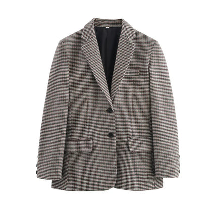 nahaufnahme karierter damen blazer mit schwarzen knöpfen