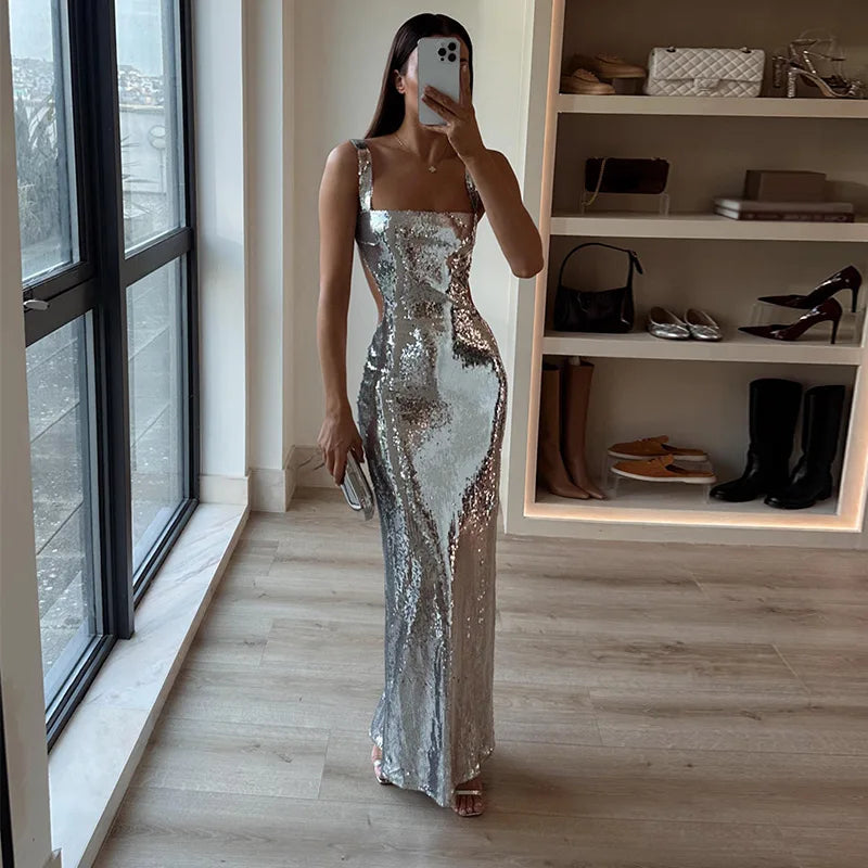 Langes silbernes Kleid