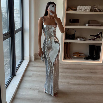 Langes silbernes Kleid