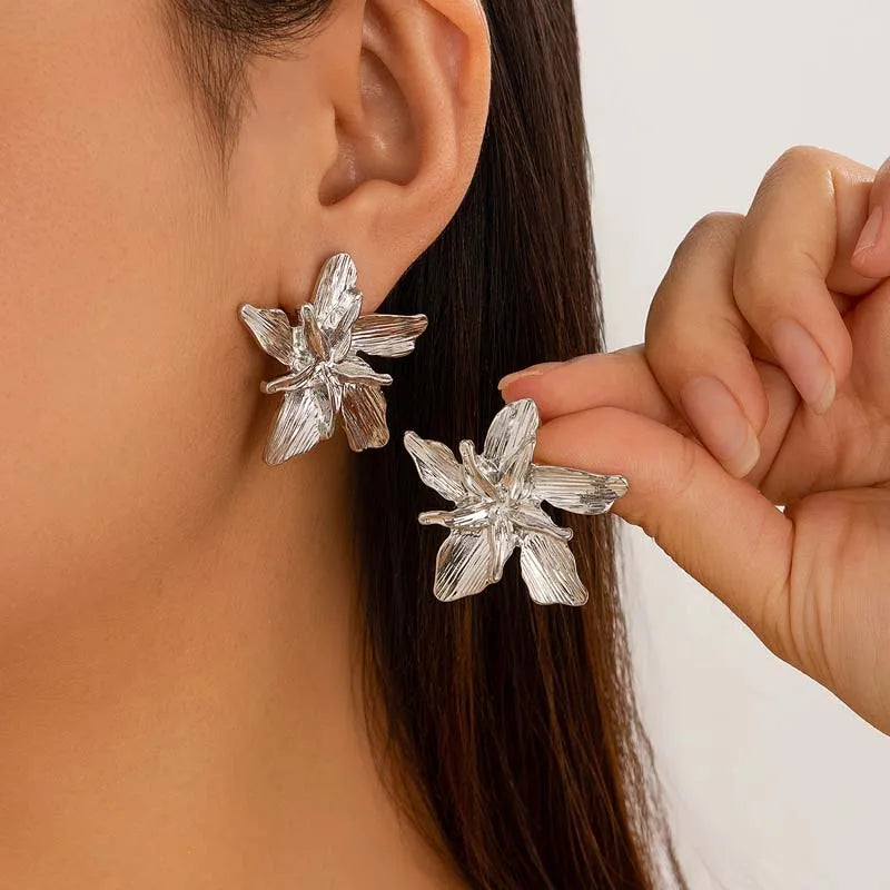 Fiorena Blossom Ohrstecker in Silber am Ohr, florales Design
