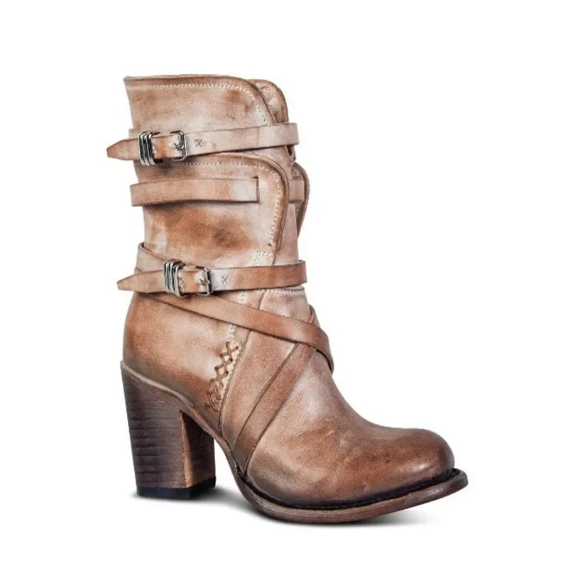 Rebelia Boots mit Absatz in Cognac – seitliche Ansicht