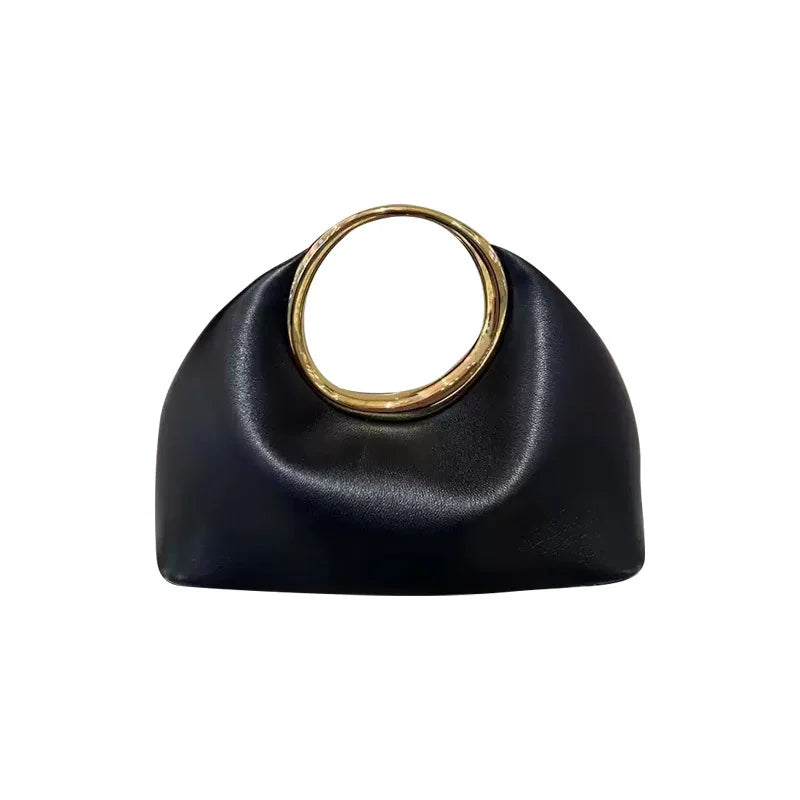 schwarze ringhandtasche frontansicht mit glänzendem goldenem ring