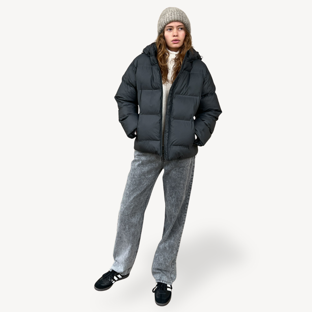 Schwarze Pufferjacke mit Kapuze für Damen, Wintermantel aus Polyester | Loravelle 1