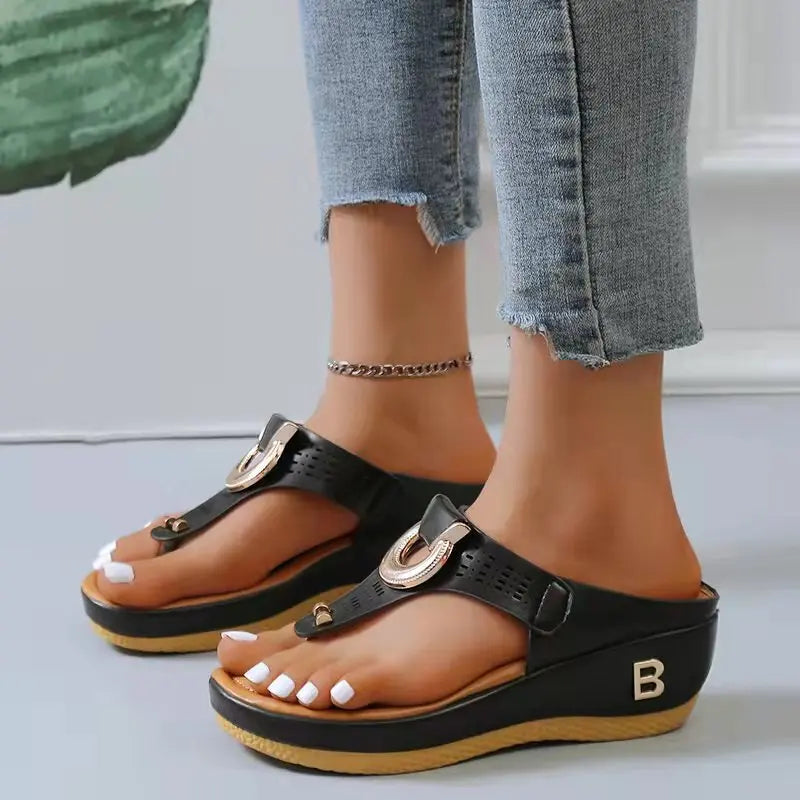 Bequeme Claire® Sommersandalen mit großer Plattform und rutschfester Sohle für den Strand