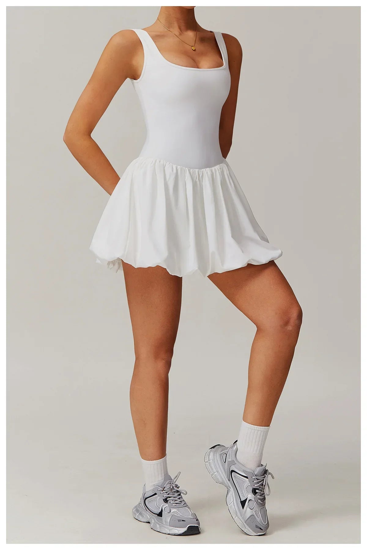 Damen Einteiler Sportlich mit Rocklook und Shorts