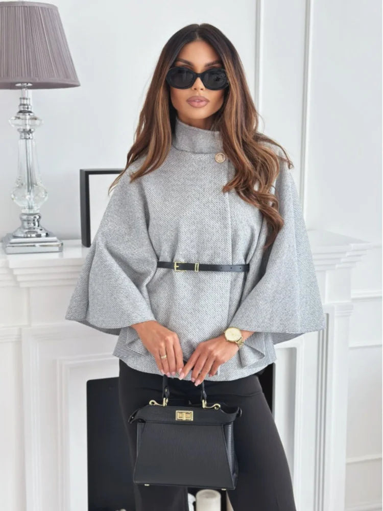graues Cape Top mit Gürtel und weiten Ärmeln, stilvolles Outfit mit schwarzer Hose