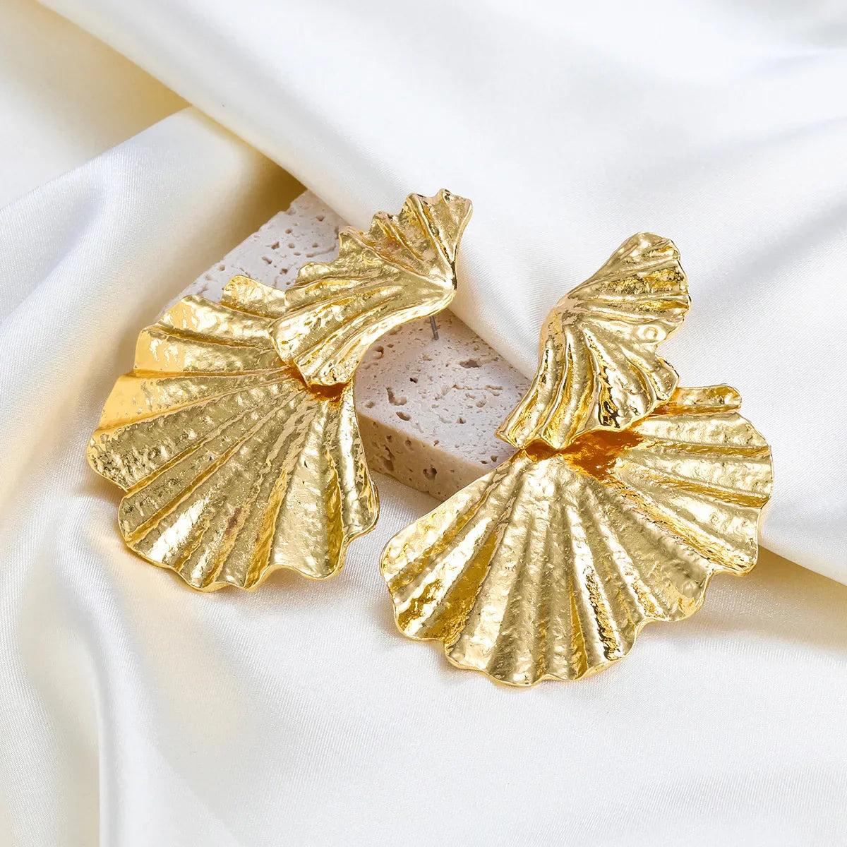 Goldene Statement Ohrringe mit Silber Akzent